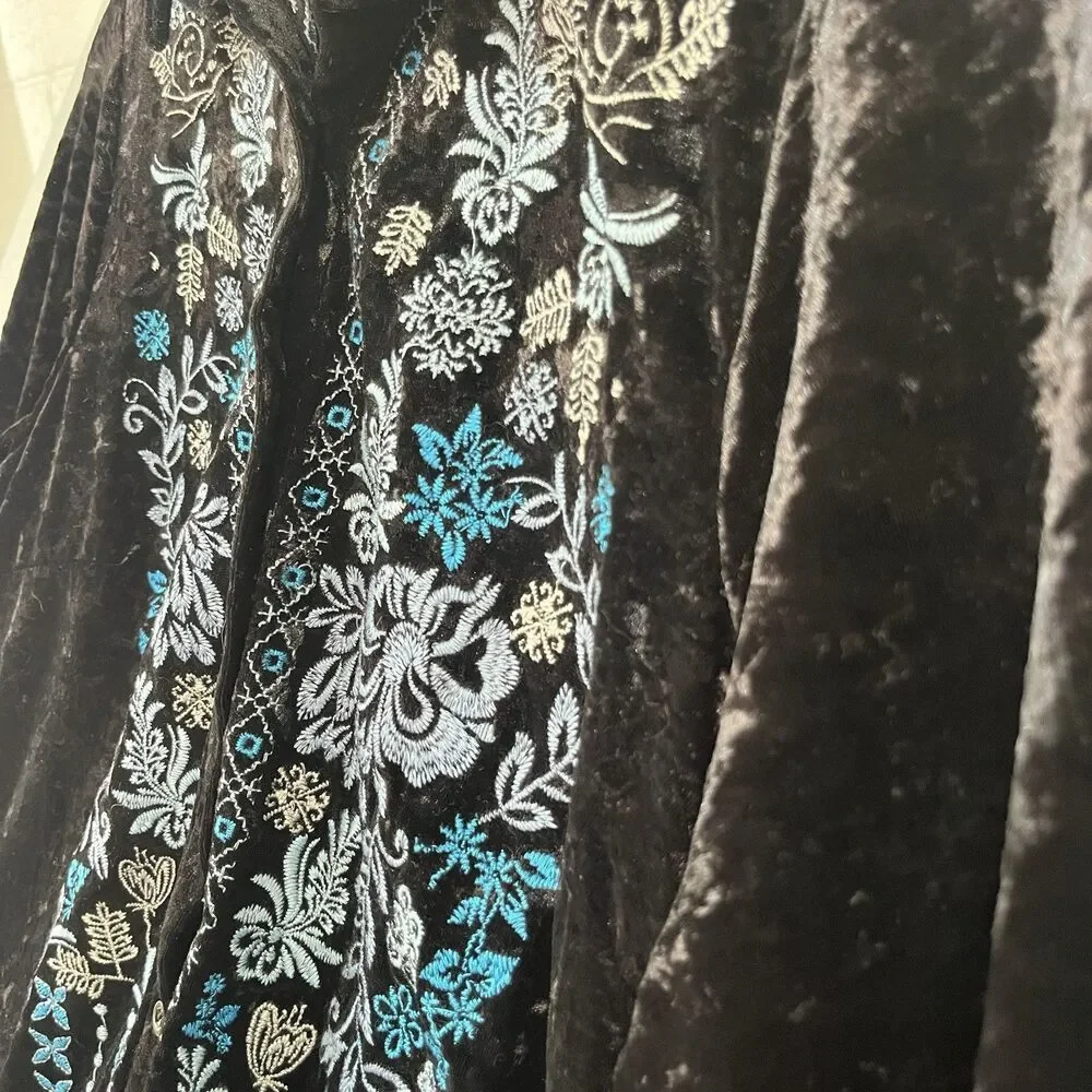 Andree by Unit Black Velvet Embroidered Burnout Button‎ Up Blouse Small